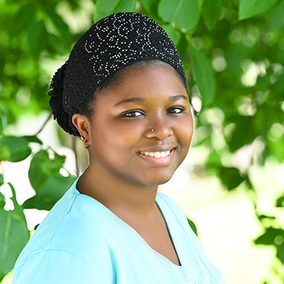 Frau Abdousamadou als Büstenportrait